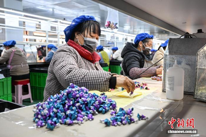 海外からの注文にフル稼働で対応する玩具メーカー　貴州省独山県