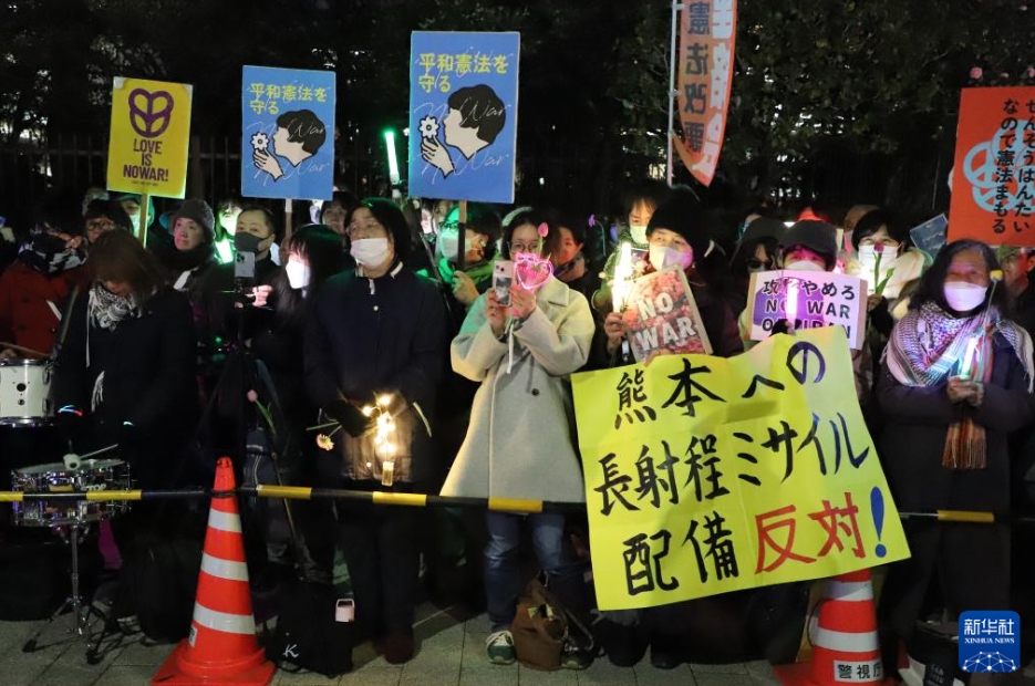 日本の国会議事堂前で約1万人が抗議集会　高市政権の危険な政策に反対