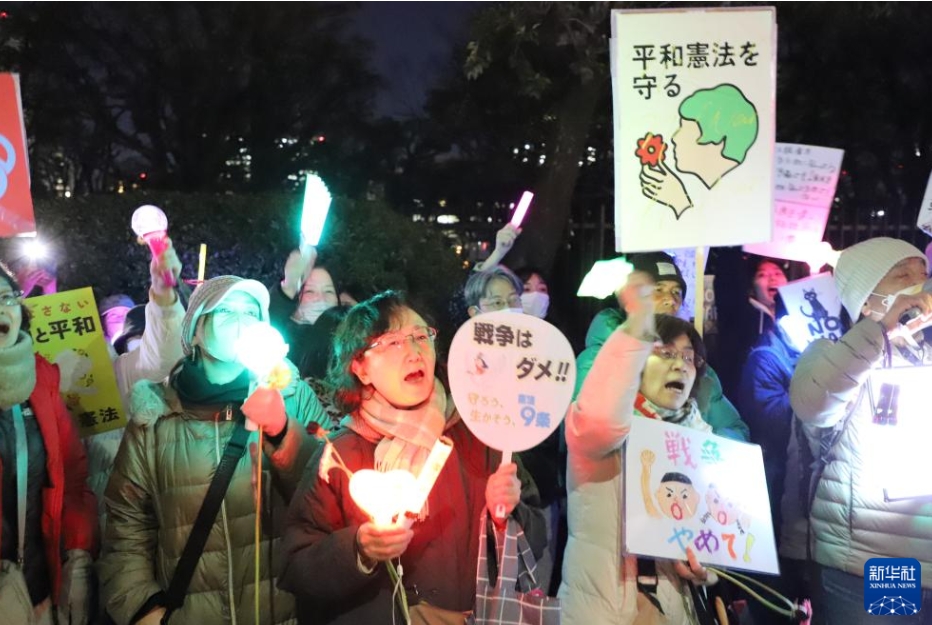 日本の国会議事堂前で約1万人が抗議集会　高市政権の危険な政策に反対