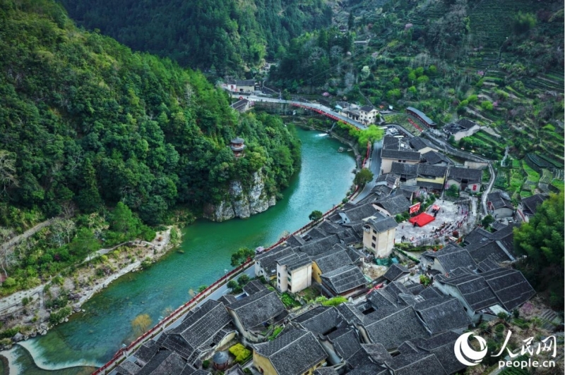 山を背にして水に臨む下党郷（撮影・李唯一）。