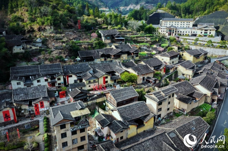 民宿、画廊、カフェ、切り絵体験ショップ、烏金陶無形文化遺産館などの新たな業態が誕生している下党郷の古民家（撮影・李唯一）。