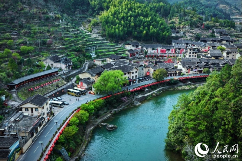 現在は道路が開通したほか、「グリーン・スマート・エネルギー・タウン」が建設された下党郷。観光客は電気自動車（EV）で気軽に同地を訪れ、光・蓄電・充電の一体型ステーションでの充電も可能となり、下党郷までの移動に「険しい山越え」はもはや不要に（撮影・李唯一）。