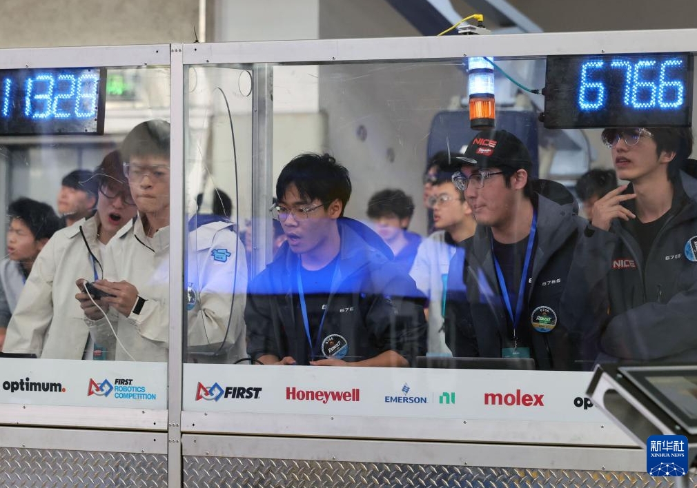 ロボット技術の腕を競う中国と海外の若者たち　上海