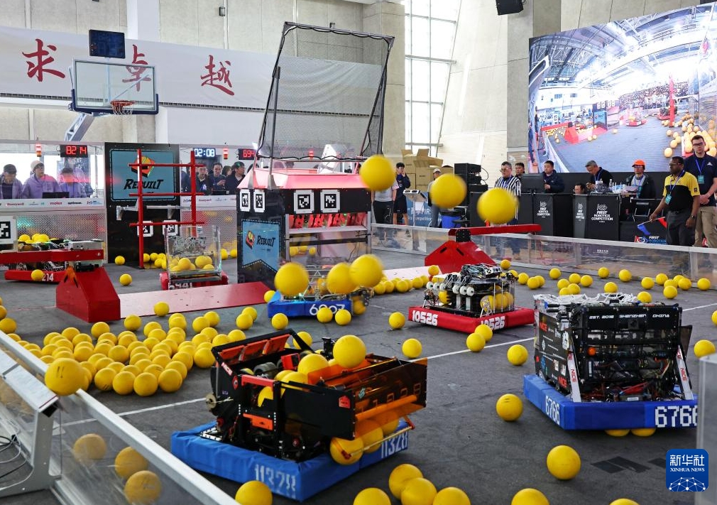 ロボット技術の腕を競う中国と海外の若者たち　上海