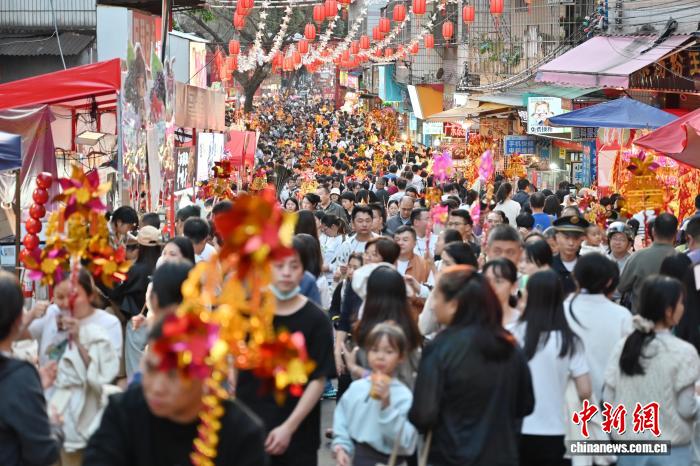 レタスで財を成す？民俗イベント「坑口生菜会」開催　広東省広州