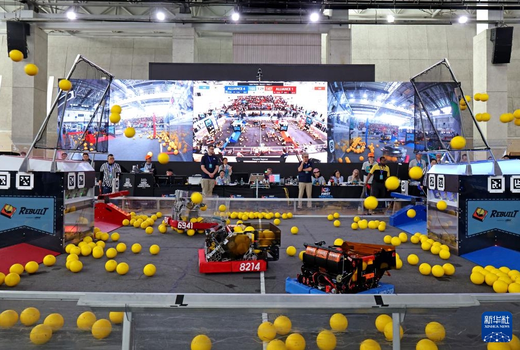 ロボット技術の腕を競う中国と海外の若者たち　上海