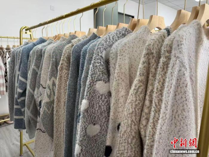 2026年3月、浙江省嘉興市秀洲区洪合鎮のセーターメーカーが展示する商品。（写真提供・取材対象者）