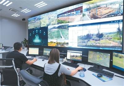 良渚古城遺跡世界遺産モニタリング管理センターで「良渚遺跡5000+」スマートアプリケーションを用いて遺跡のリアルタイム状況を監視するスタッフ(撮影・翁忻暘)。