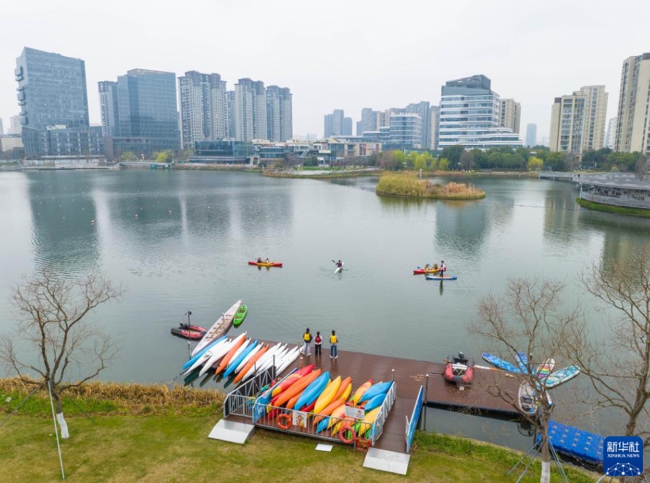 寧波市江北区甬江街道の星湖公園で行われた水上スポーツ公開講座で、カヌーの漕ぎ方を練習する受講生（3月17日ドローンによる撮影・江漢）。