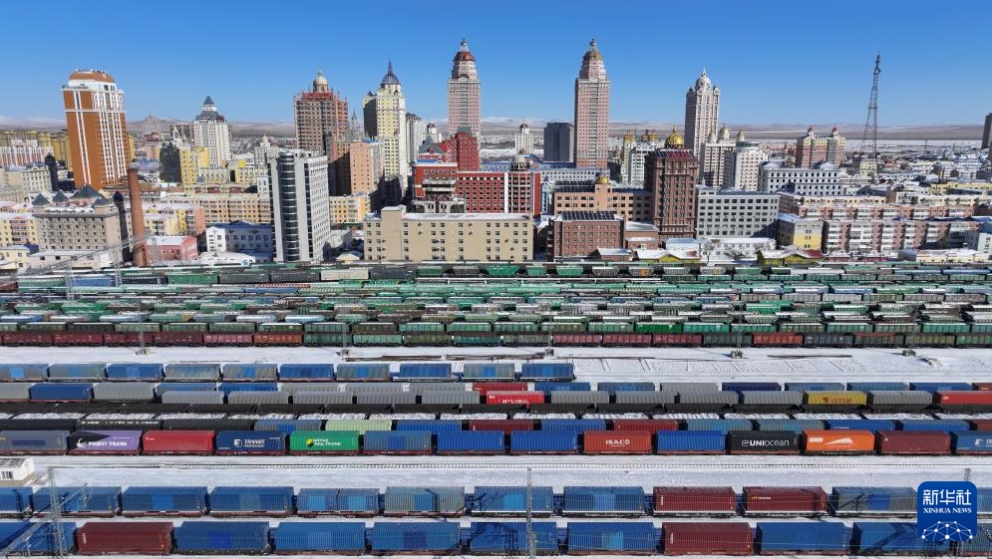 2月26日、中国鉄路（鉄道）哈爾浜（ハルビン）局集団有限公司満洲里駅で出国発車を待つ国際定期貨物列車「中欧班列」（ドローンによる撮影・黄旭）