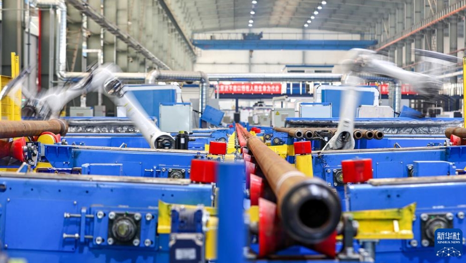 中海油服ボーリング事業部のドリル用具メンテナンス自動化工場で、ドリルパイプのメンテナンスを行うロボットアーム（3月17日撮影・杜鵬輝）。