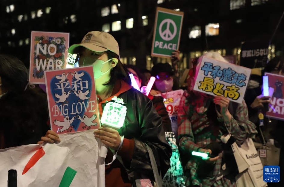 東京の国会議員会館前で行われた抗議集会の様子(3月19日夜撮影・陳沢安)。