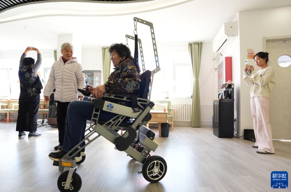 北京のスマートウェルネスロボット高齢者ケア拠点を訪ねて