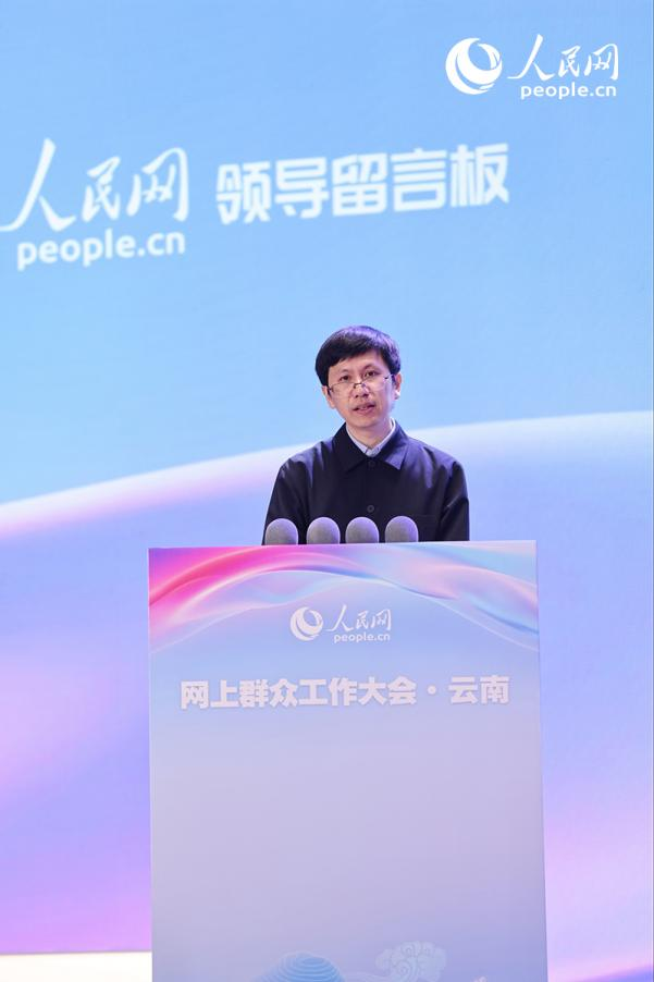 清華大学デジタル政府・ガバナンス研究院院長補佐・特別研究員の蘇政氏がオンライン大衆活動大会で同報告書について解説。撮影・符皓。