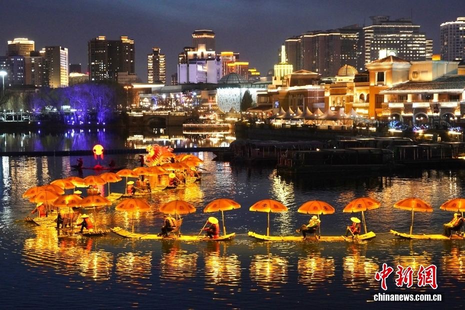 陽朔の無形文化遺産「金竜」が夜の亮馬河をパレード　北京