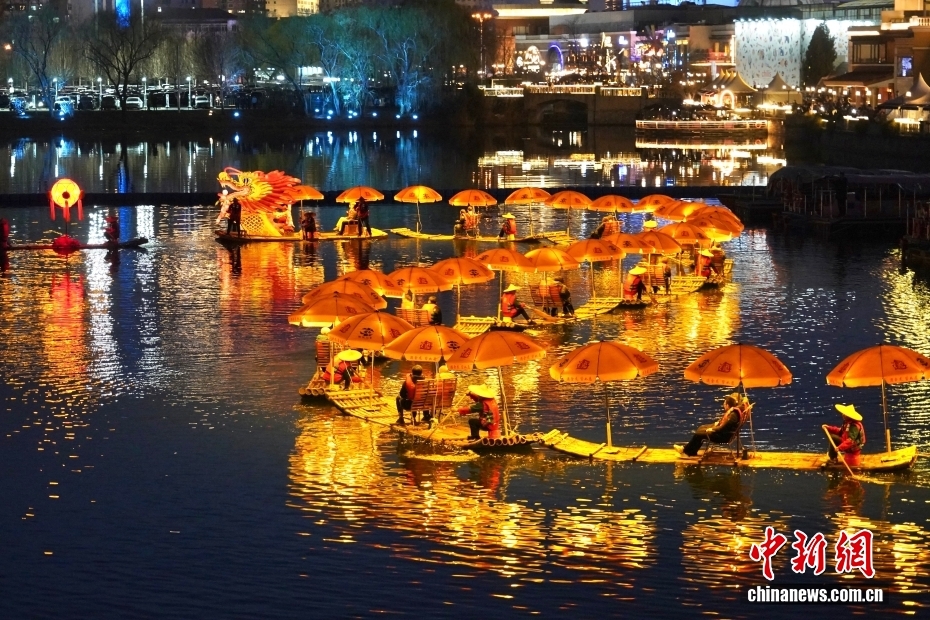 陽朔の無形文化遺産「金竜」が夜の亮馬河をパレード　北京