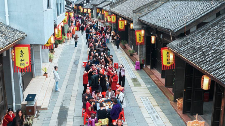 太和古鎮の長いテーブルに料理を並べた宴会「長卓宴」(画像提供・眉山市住宅・都市農村建設局)。