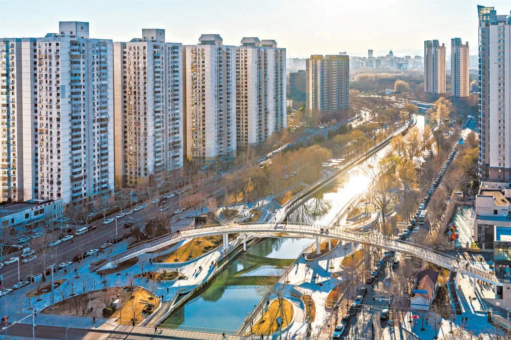 東湖や望京といった繁華街を経由し両岸には高層ビルが立ち並ぶ北小河（写真提供・朝陽区メディアコンバージェンスセンター）。