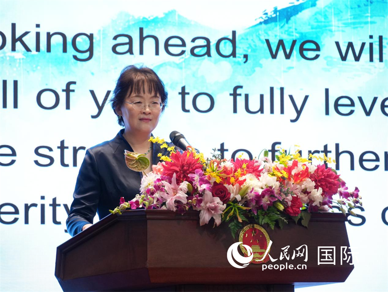 挨拶する丁玥大使夫人（撮影・許可）。