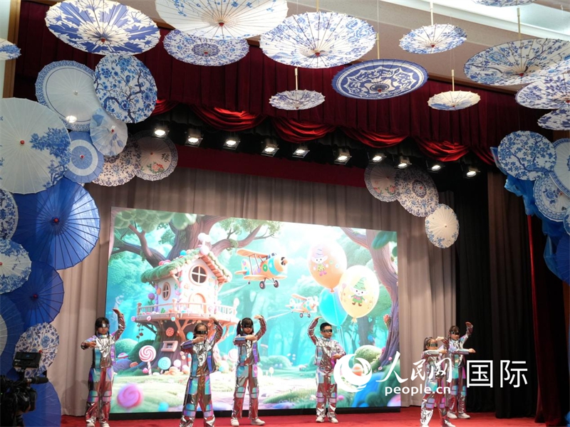 大使館の「陽光学校」の児童・生徒によるパフォーマンス（撮影・許可）。