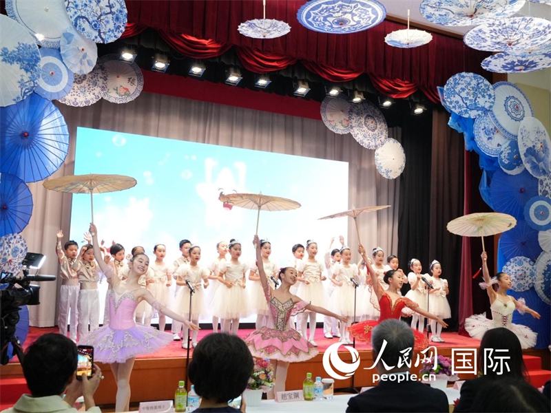 在日華僑・華人の児童合唱団のパフォーマンス（撮影・許可）。