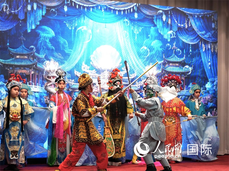 横浜山手中華学校の児童・生徒のパフォーマンス（撮影・許可）。