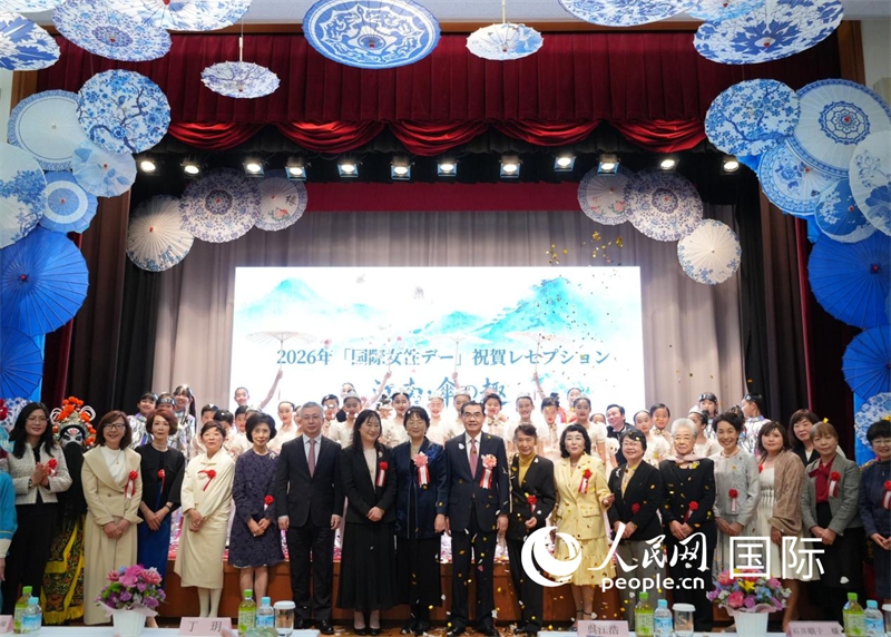 ゲストたちと共に記念写真を撮影する呉江浩大使と丁玥大使夫人（撮影・許可）。