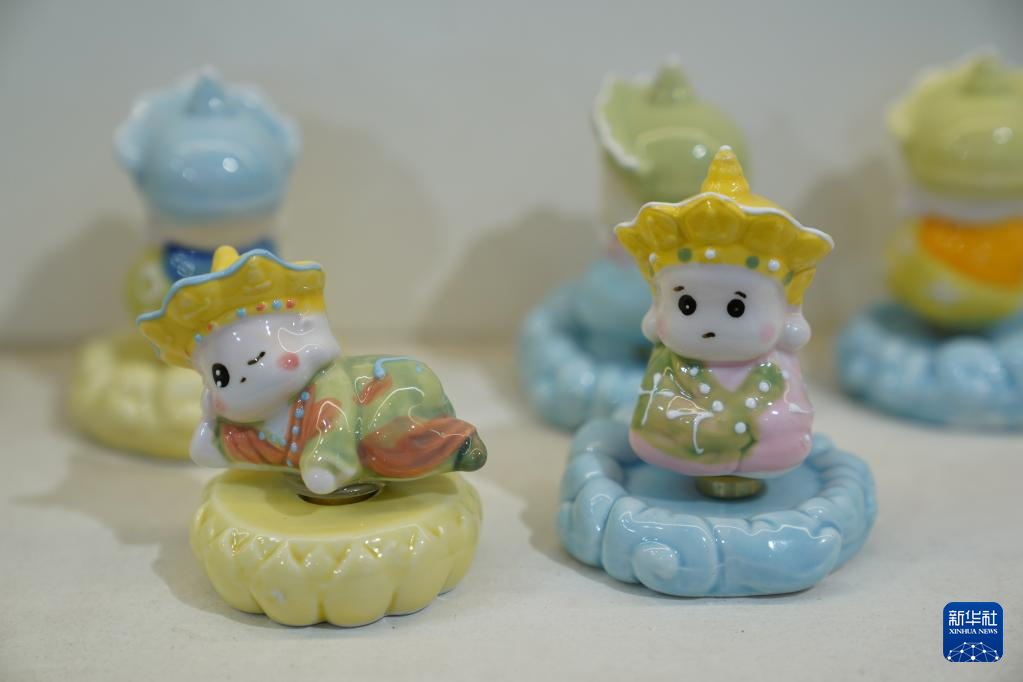 曾鋭さんがデザインし、製作した「無語仏」シリーズの文化クリエイティブグッズ（3月12日撮影）。