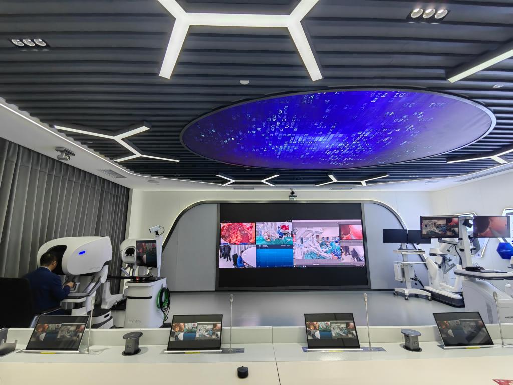 四川大学華西病院国際ロボット遠隔手術制御センターで、ロボット遠隔手術を行う医師（3月20日撮影・董小紅）。