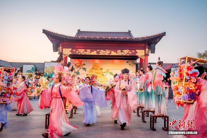 観光客を魅了する宋代をテーマにした春のイベント　河南省開封