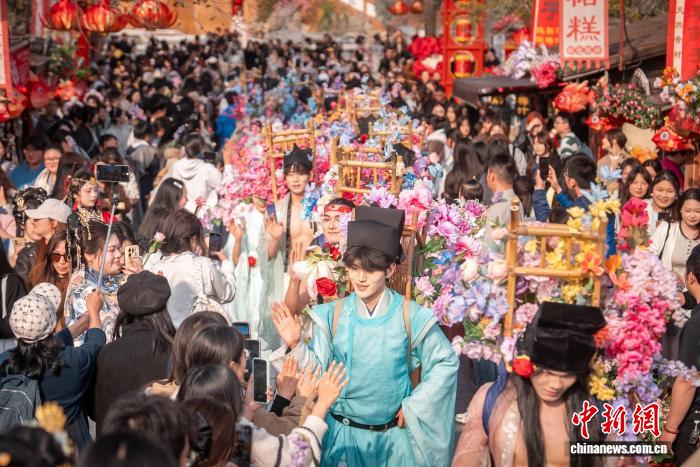 観光客を魅了する宋代をテーマにした春のイベント　河南省開封
