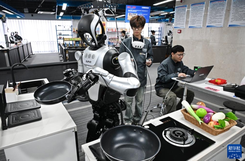 人型ロボットの「新人研修」を行う山東省青島のデータ収集・訓練場