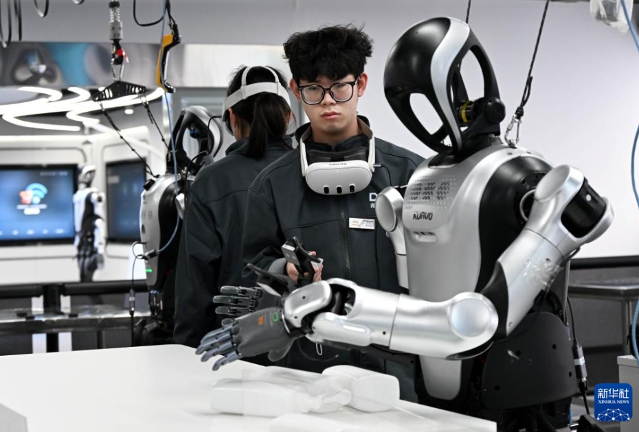 人型ロボットの「新人研修」を行う山東省青島のデータ収集・訓練場