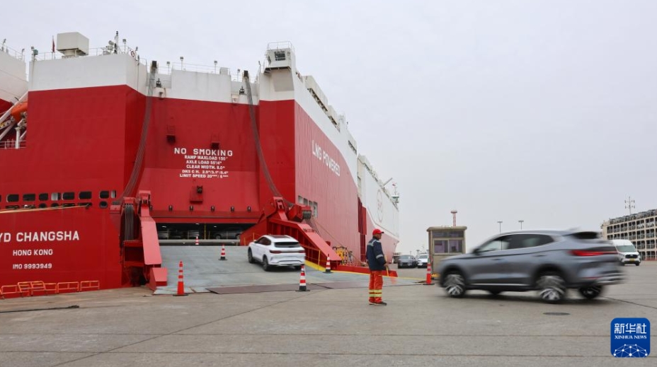 活力に満ちた上海外高橋の海通埠頭　次々と船積みされる国産車
