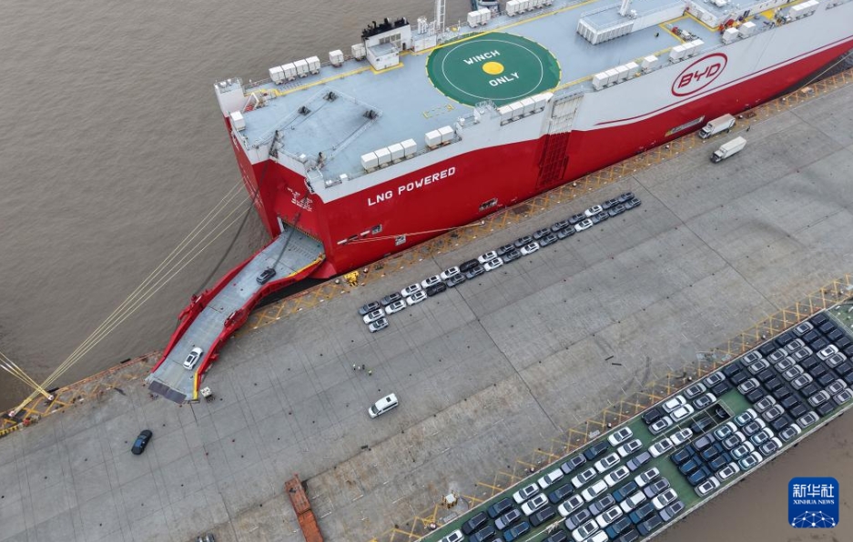 活力に満ちた上海外高橋の海通埠頭　次々と船積みされる国産車