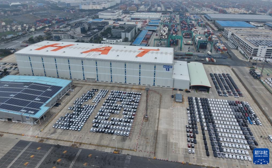 活力に満ちた上海外高橋の海通埠頭　次々と船積みされる国産車