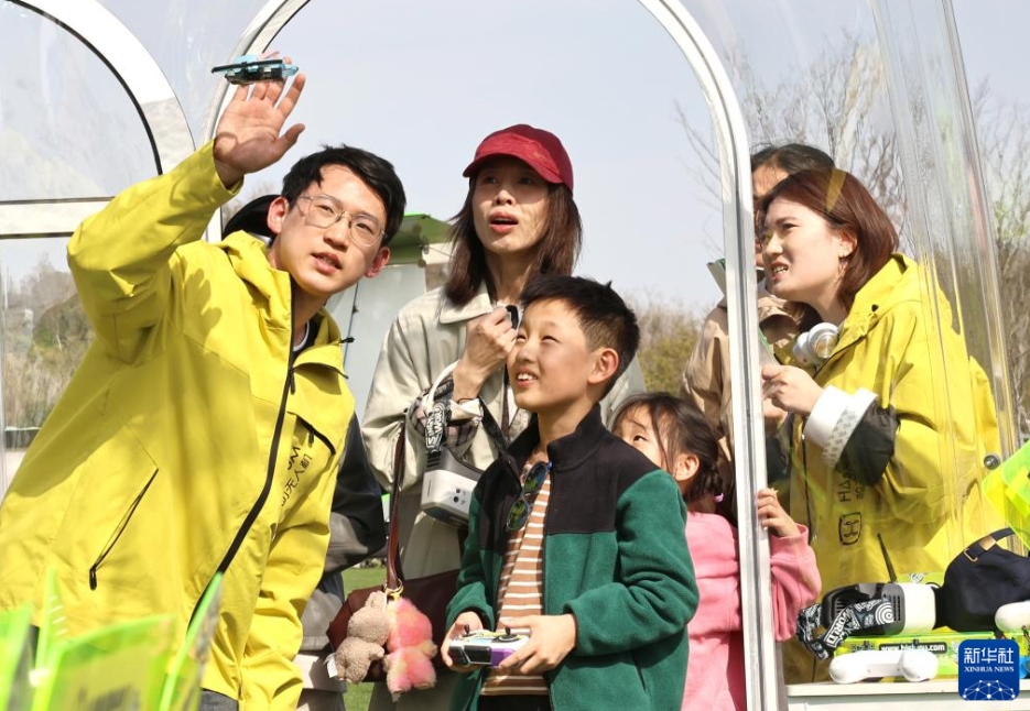 春の陽光のもと、ドローンカーニバル開催　上海