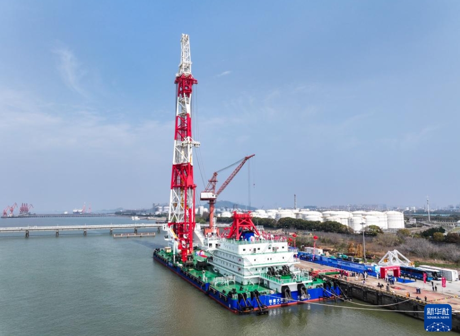 江蘇省南通市で撮影されたリーダーの長さが156メートルのDPS搭載杭打船「鉄建大橋樁1号」（3月31日、ドローンによる撮影・季春鵬）。
