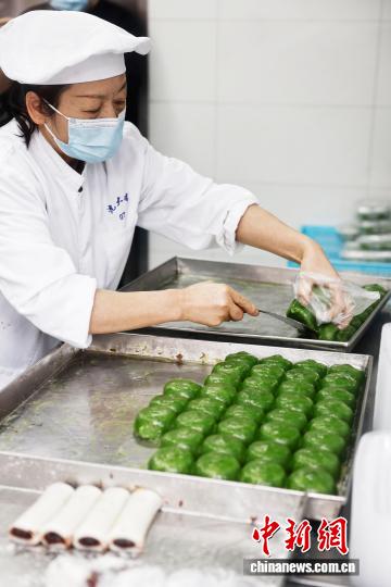 清明節を控え、上海の老舗ブランドのもち菓子「青団」の売れ行き好調