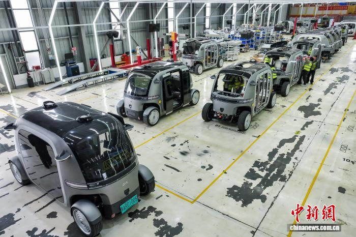無人運転ミニバスの生産ラインがフル稼働 貴州省貴陽