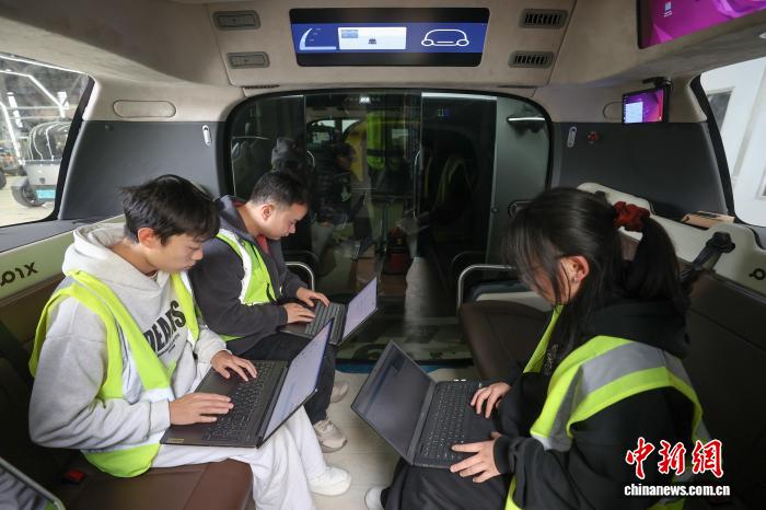 無人運転ミニバスの生産ラインがフル稼働　貴州省貴陽