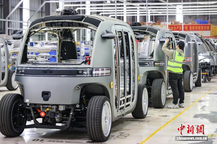 無人運転ミニバスの生産ラインがフル稼働　貴州省貴陽