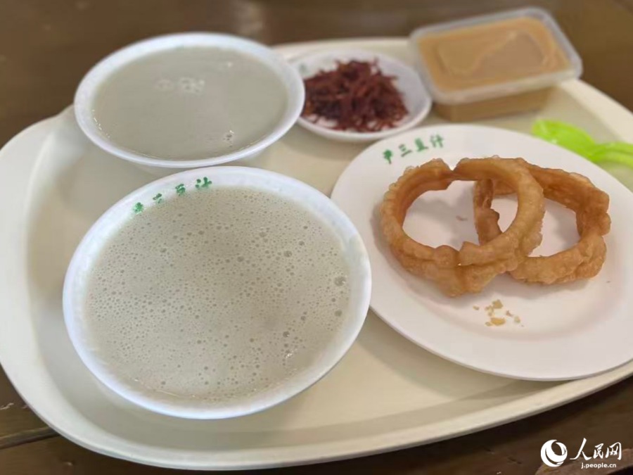 尹三豆汁店の豆汁と焦圏、漬物。（撮影・勝又あや子）