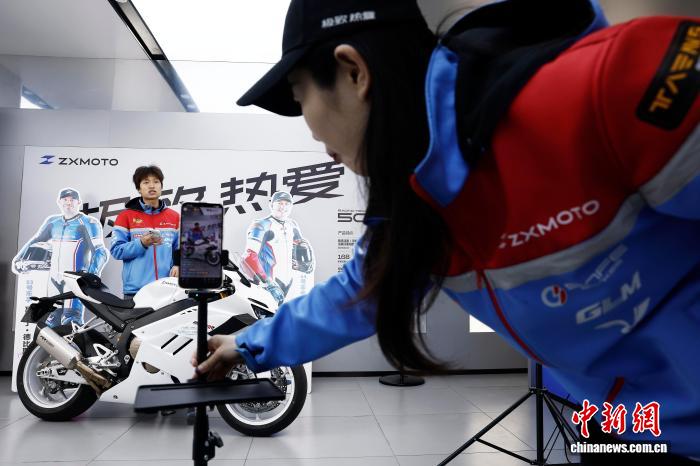 張雪機車上海宝山店で、優勝同型モデル「820RR」をライブ配信で紹介する店員（4月2日撮影・殷立勤）。