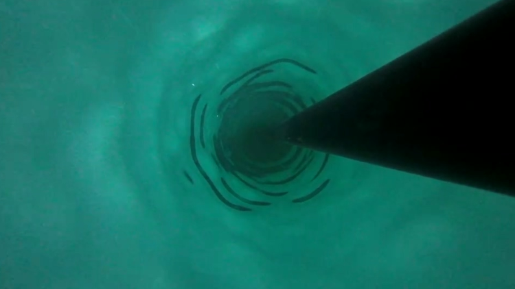 △中国初の南極氷床温水掘削試験による氷床下の映像。