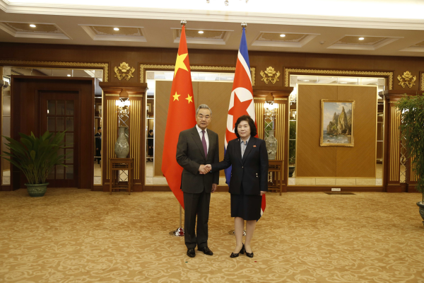 中朝外相が会談