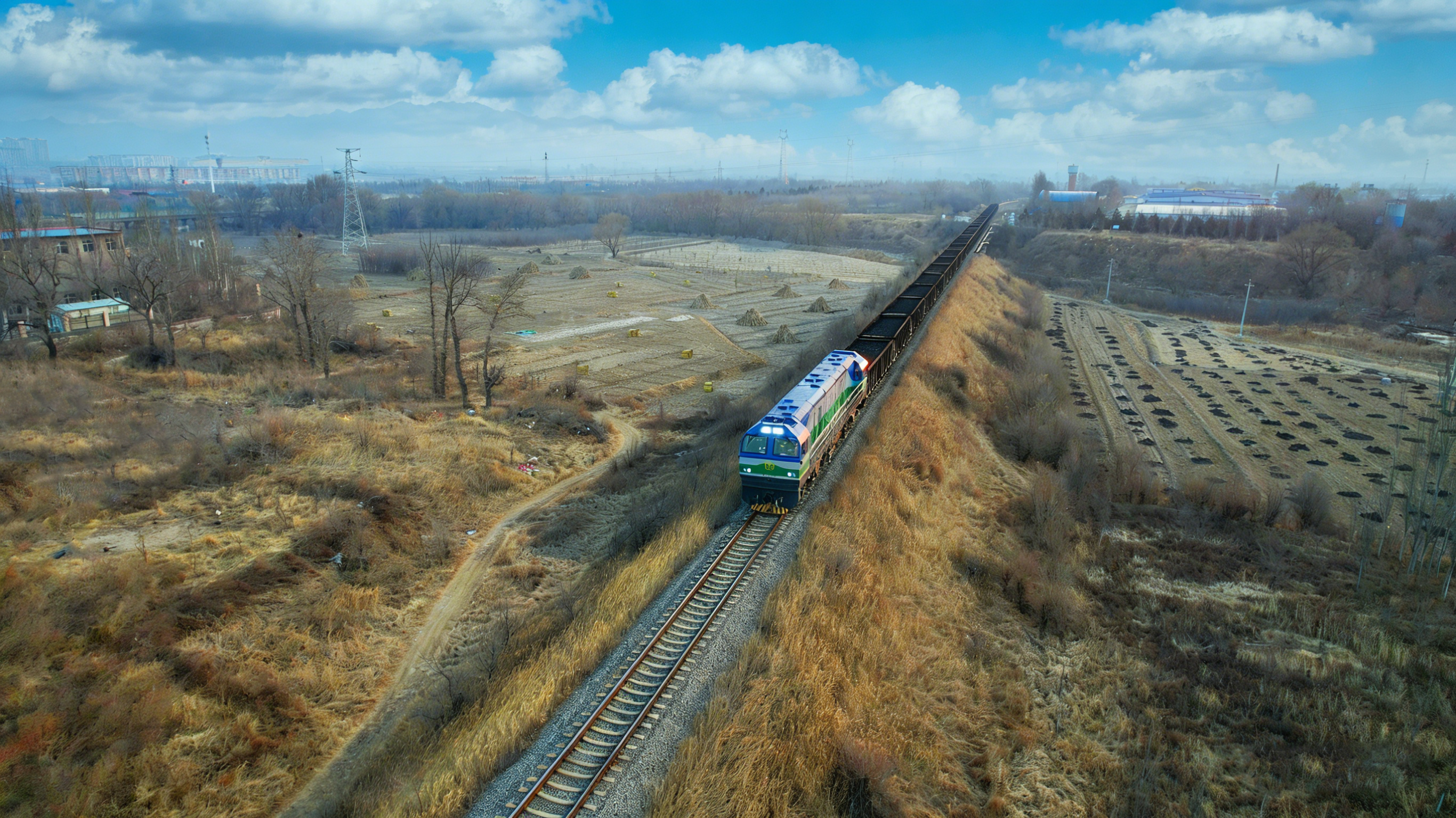 沙蔚鉄道で石炭を輸送する「路鋒」新エネルギー機関車。画像提供:取材先