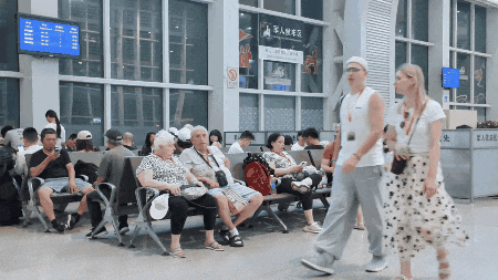中国なのに高速列車内は外国人ばかり？