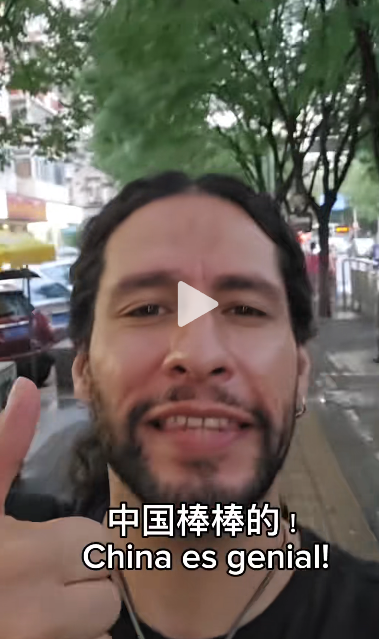 早朝にストイックに運動する中国人を見てサムズアップするメキシコ人ブロガー「墨西哥毛豆」さん。
