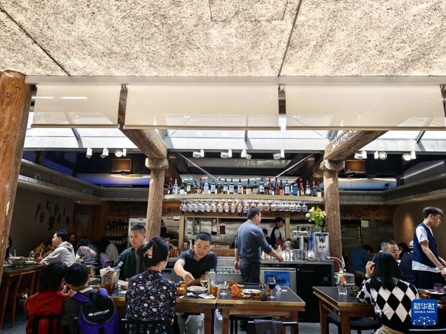 古い街並みの佇まいそのままに再開発進む白塔寺周辺　北京市